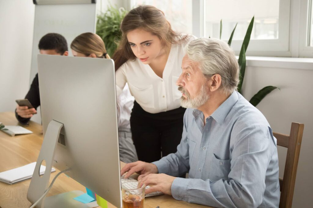 Cours d’informatique à domicile pour seniors à Bordeaux : Maîtrisez l’ère numérique