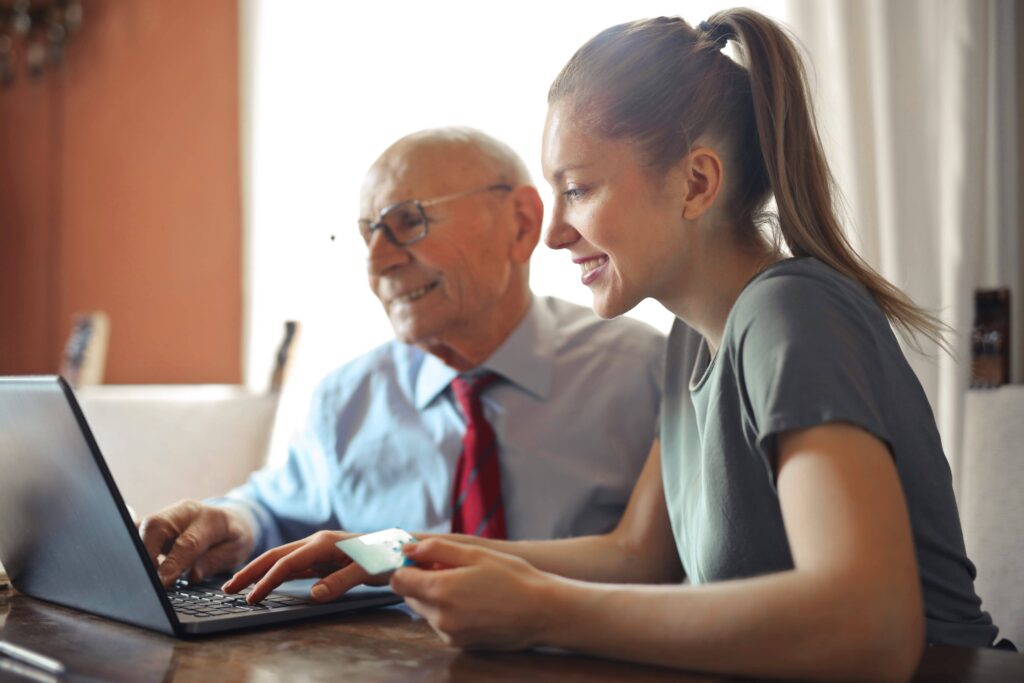 Les cours d’informatique à domicile pour seniors à Bordeaux